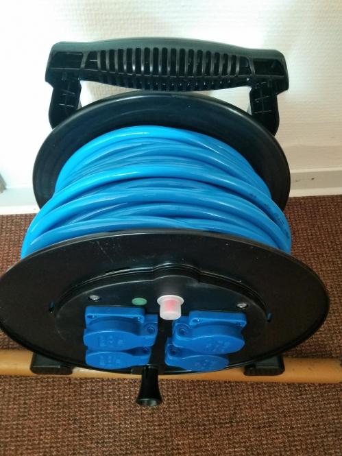 Kabeltrommel XREEL310 Kunststofftrommel (schwarz) 33m 3x2,5qmm Purleitung Blau mit Spannungs-Anzeige 